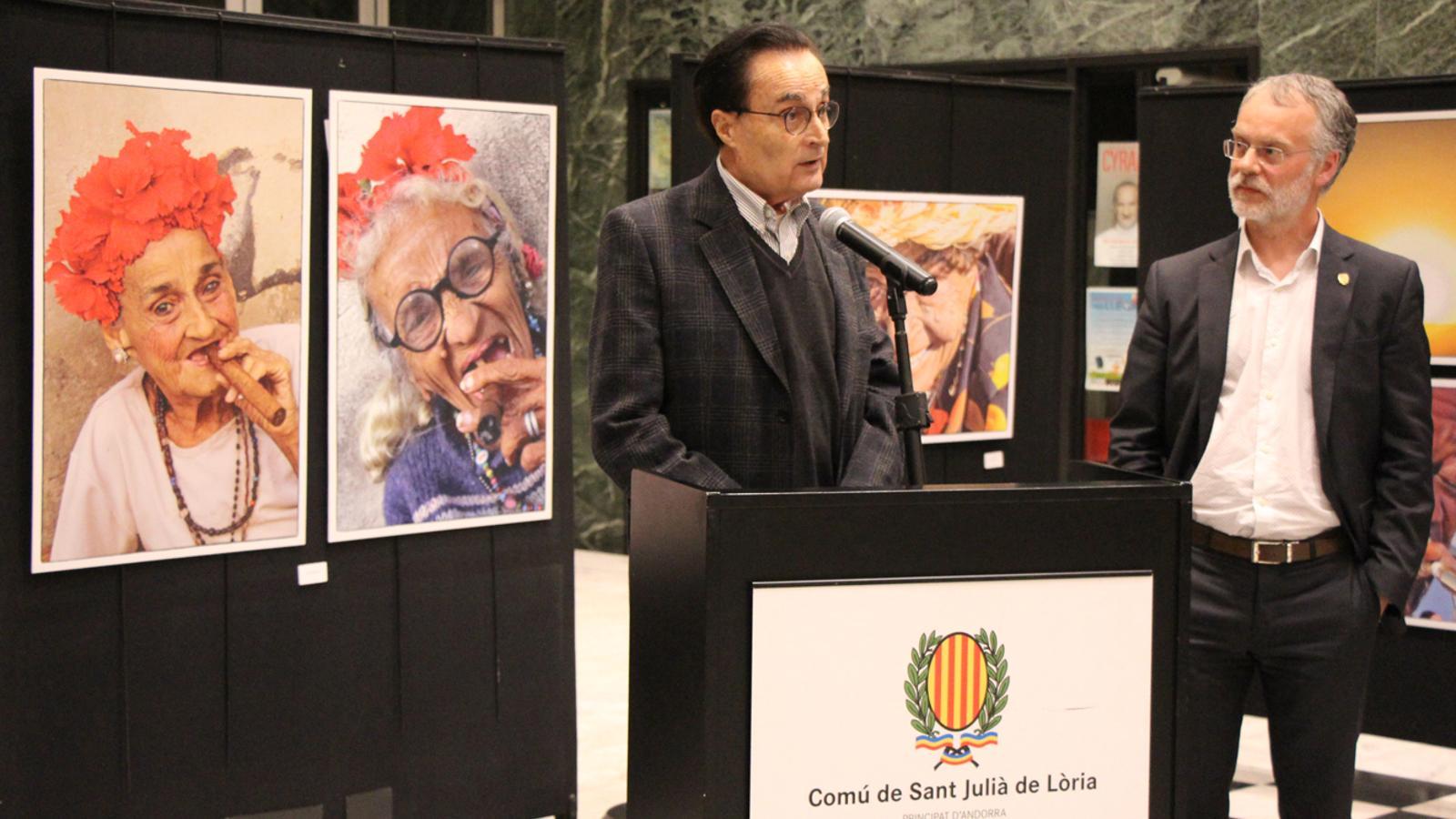 El president de la Federació Andorrana de Fotografia, Joan Burgués, i el conseller de Cultura del comú de Sant Julià de Lòria, Josep Roig, durant la inauguració de la mostra. / E. J. M. (ANA)