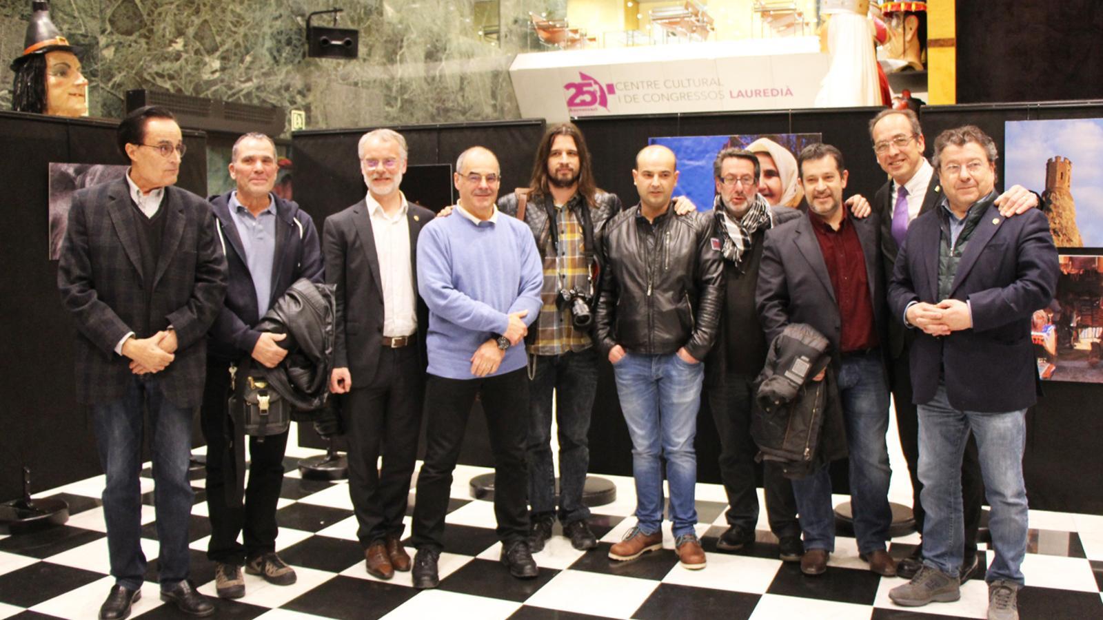Fotografia de grup dels participants a l'exposició col·lectiva, amb el conseller de Cultura del comú de Sant Julià de Lòria, Josep Roig (el tercer per l'esquerra). / E. J. M. (ANA)